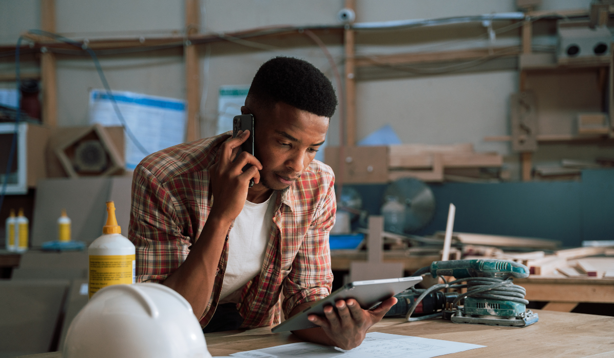 Man using a contracting app for his business